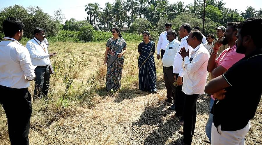 ಹುಂಚಾರಬೆಟ್ಟುವಿಗೆ ಗುರುವಾರ ಭೇಟಿ ನೀಡಿದ ಜಿಲ್ಲಾಧಿಕಾರಿ ಸ್ವರೂಪ ಟಿ.ಕೆ ಅವರು ಯುಜಿಡಿ ಕಾಮಗಾರಿ ಪರಿಶೀಲನೆ ನಡೆಸಿದರು. ಉಪವಿಭಾಗಾಧಿಕಾರಿ ರಶ್ಮಿ ಆರ್ ಇದ್ದರು.