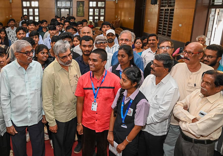 <div class="paragraphs"><p>ನಗರದಲ್ಲಿ ಅಖಿಲ ಭಾರತ ಶಿಕ್ಷಣ ಉಳಿಸಿ ಸಮಿತಿ ಆಯೋಜಿಸಿದ್ದ ಸಾರ್ವಜನಿಕ ಶಿಕ್ಷಣ ಉಳಿಸಿ ಜನ ಸಮಾವೇಶದಲ್ಲಿ ಅಲ್ಲಮಪ್ರಭು ಬೆಟ್ಟದೂರು, ನಿರಂಜನಾರಾಧ್ಯ, ಮಾವಳ್ಳಿ ಶಂಕರ್, ಎಲ್. ಎನ್. ಮುಕುಂದರಾಜ್ ಮಕ್ಕಳೊಂದಿಗೆ ಮಾತನಾಡಿದರು. </p></div>