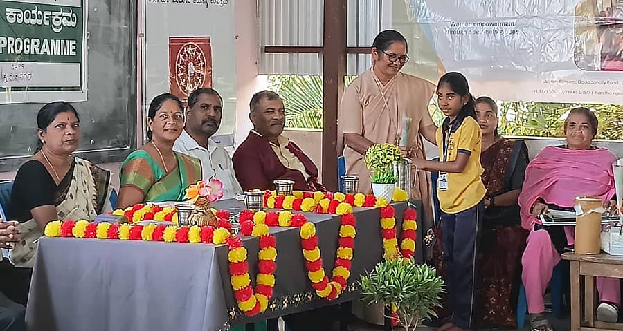 ಹಾಸನದ ಕುವೆಂಪು ನಗರದ ಕೃಷ್ಣ ಸರ್ಕಾರಿ ಪ್ರಾಥಮಿಕ, ಪ್ರೌಢಶಾಲೆಯಲ್ಲಿ ಆಯೋಜಿಸಿದ್ದ ಕಾರ್ಯಕ್ರಮದಲ್ಲಿ ಮಕ್ಕಳಿಗೆ ಬಹುಮಾನ ವಿತರಿಸಲಾಯಿತು