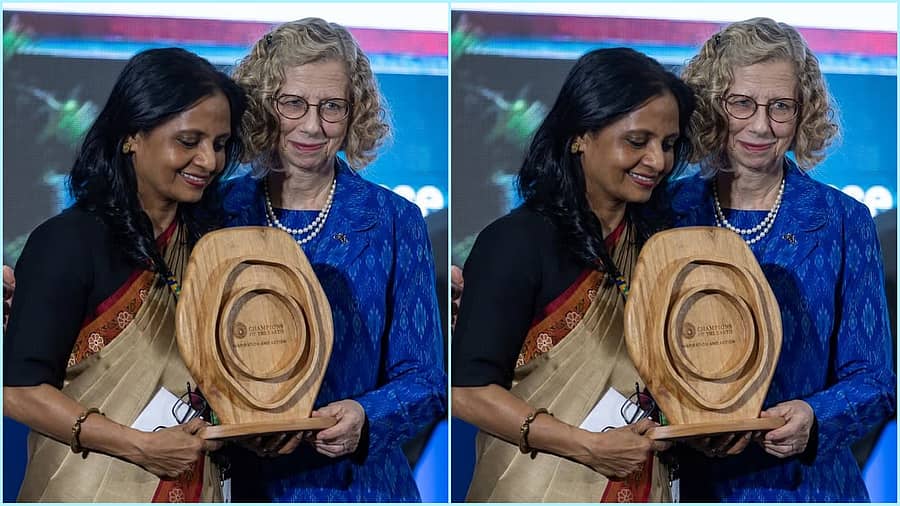 <div class="paragraphs"><p>ಪ್ರಶಸ್ತಿ ಸ್ವೀಕರಿಸುತ್ತಿರುವ ಸುಪ್ರಿಯಾ ಸಾಹು</p></div>