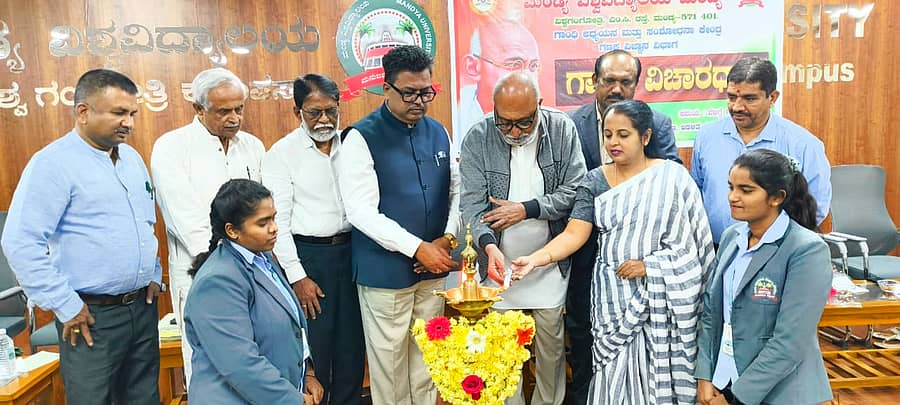 ಮಂಡ್ಯ ವಿಶ್ವವಿದ್ಯಾಲಯ, ಮಂಡ್ಯ ಗಾಂಧಿ ಅಧ್ಯಯನ ಮತ್ತು ಸಂಶೋಧನಾ ಕೇಂದ್ರ, ಗಣಕ ವಿಜ್ಞಾನ ವಿಭಾಗದ ವತಿಯಿಂದ ಮಂಡ್ಯ ವಿಶ್ವವಿದ್ಯಾಲಯದ ಆಡಳಿತ ಭವನದಲ್ಲಿ ಗುರುವಾರ ಆಯೋಜಿಸಿದ್ದ ‘ಗಾಂಧಿ ವಿಚಾರಧಾರೆ’ ಕಾರ್ಯಕ್ರಮವನ್ನು ಕರ್ನಾಟಕ ಸಂಘದ ಅಧ್ಯಕ್ಷ ಪ್ರೊ.ಜಯಪ್ರಕಾಶಗೌಡ ಉದ್ಘಾಟಿಸಿದರು