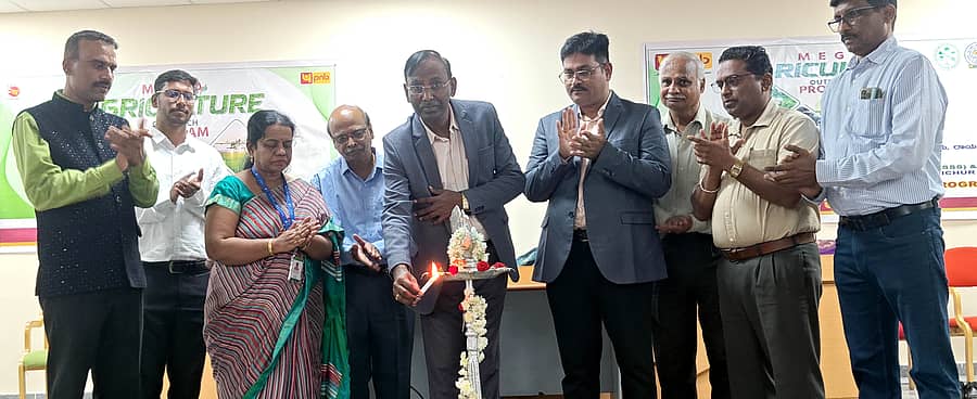 ರಾಯಚೂರಿನಲ್ಲಿ ಪಂಜಾಬ್ ನ್ಯಾಷನಲ್ ಬ್ಯಾಂಕ್, ಜೀವನ ಮಿತ್ರ ಸಮಾಜ ಸೇವಾ ಸಂಸ್ಥೆ ಹಾಗೂ ಕೃಷಿ ವಿಜ್ಞಾನ ವಿಶ್ವವಿದ್ಯಾಲಯದ ಸಂಯೋಗದಲ್ಲಿ ಗುರುವಾರ ನಡೆದ ಬೃಹತ್ ಕೃಷಿ ಜಾಗರಣೆ ಕಾರ್ಯಕ್ರಮವನ್ನು ಕೃಷಿ ವಿಜ್ಞಾನಗಳ ವಿಶ್ವವಿದ್ಯಾಲಯದ ಕುಲಪತಿ ಎಂ ಹನುಮಂತಪ್ಪ ಉದ್ಘಾಟಿಸಿದರು.ಸೂರ್ಯಮನಿ, ಕಲಾವತಿ, ನಟರಾಜ್ ಉಪಸ್ಥಿತರಿದ್ದರು