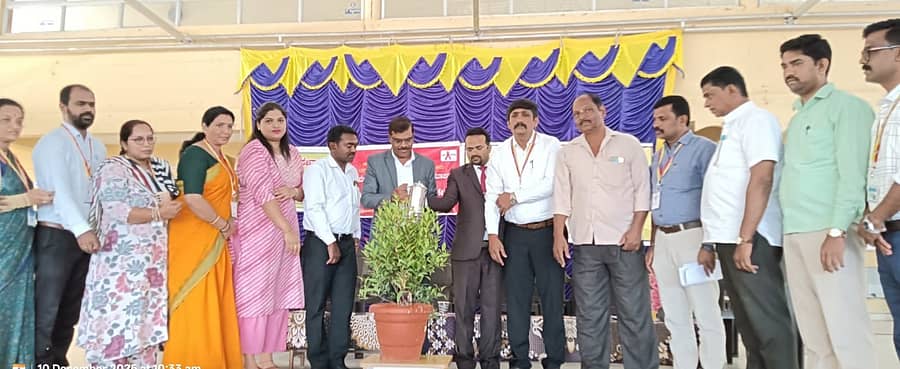 ಬೆಟ್ಟದಪುರದ ಡಿ.ಟಿ.ಎಂ.ಎನ್ ಪದವಿಪೂರ್ವ ಕಾಲೇಜಿನಲ್ಲಿ ಬುಧವಾರ ತಾಲ್ಲೂಕು ಆರೋಗ್ಯ ಇಲಾಖೆ, ವಕೀಲರ ಸಂಘ ಹಾಗೂ ವಿಜಯ ಗಿರಿ ಶಿಕ್ಷಣ ಸಂಸ್ಥೆಯ ಸಹಯೋಗದೊಂದಿಗೆ ಆಯೋಜಿಸಿದ್ದ ತಾಲ್ಲೂಕು ಮಟ್ಟದ ವಿಶ್ವ ಏಡ್ಸ್ ದಿನದ ಆರೋಗ್ಯ ಅರಿವು ಕಾರ್ಯಕ್ರಮವನ್ನು ಹಿರಿಯ ನ್ಯಾಯಾಧೀಶ ಎಂ.ರಾಜು ಉದ್ಘಾಟಿಸಿದರು