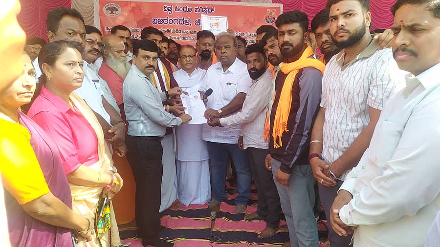 ಜಾನುವಾರು ಹತ್ಯೆ ಪ್ರತಿಬಂಧಕ ಹಾಗೂ ಸಂರಕ್ಷಣಾ ಕಾಯ್ದೆ ತಿದ್ದುಪಡಿ ಮಸೂದೆಯನ್ನು ಬೆಳಗಾವಿ ಅಧಿವೇಶನದಲ್ಲಿ ಮಂಡಿಸಬಾರದು ಎಂದು ಆಗ್ರಹಿಸಿ ವಿಶ್ವ ಹಿಂದೂ ಪರಿಷತ್ ಮತ್ತು ಬಜರಂಗ ದಳದ ಸದಸ್ಯರು ಹೆಚ್ಚುವರಿ ಜಿಲ್ಲಾಧಿಕಾರಿ ಬಿ.ಟಿ.ಕುಮಾರಸ್ವಾಮಿ ಅವರಿಗೆ ಮನವಿ ಸಲ್ಲಿಸಿದರು