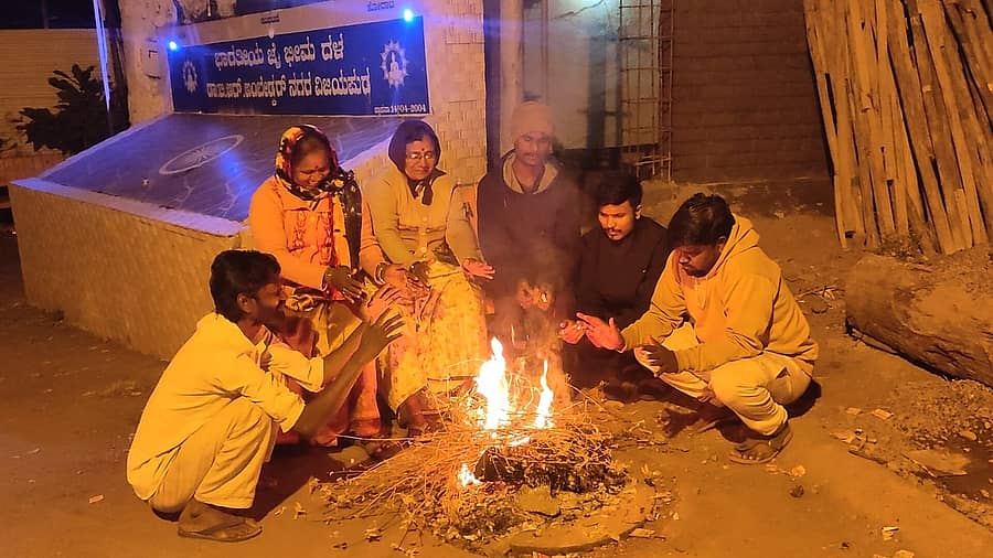 ವಿಜಯಪುರ ನಗರದಲ್ಲಿ ಚಳಿಯಿಂದ ತತ್ತರಿಸಿರುವ ಜನರು ಗುರುವಾರ ಬೆಳಿಗ್ಗೆ ಬೆಂಕಿಗೆ ಮೈಯೊಡ್ಡಿದ್ದ ದೃಶ್ಯ ಕಂಡುಬಂದಿತು
