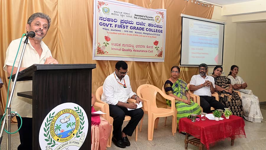 ಕಾವೂರಿನ ಸರ್ಕಾರಿ ಪ್ರಥಮ ದರ್ಜೆ ಕಾಲೇಜಿನಲ್ಲಿ ಗುರುವಾರ ಏರ್ಪಡಿಸಿದ್ದ ಸಂವಾದದಲ್ಲಿ ವಾದಿರಾಜ್ ಮಾತನಾಡಿದರು. ಸತೀಶ್ ಕಳವಾರ್ಕರ್, ಗೀತಾ ಎಂ.ಎಲ್. ಮತ್ತಿತರರು ಭಾಗವಹಿಸಿದ್ದರು: ಪ್ರಜಾವಾಣಿ ಚಿತ್ರ