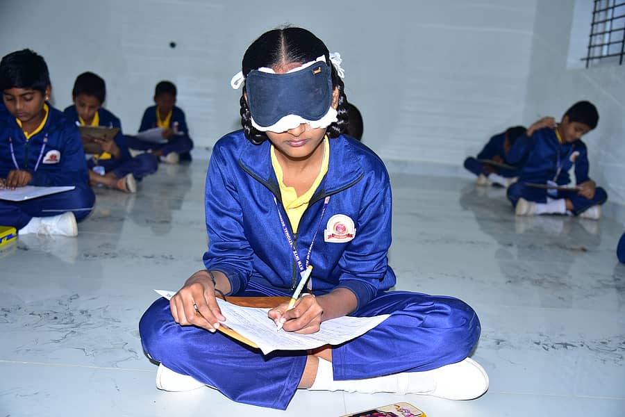 ಕಣ್ಣಿಗೆ ಬಟ್ಟೆ ಕಟ್ಟಿಕೊಂಡು ಪರೀಕ್ಷೆ ಬರೆದ ಹಿಮಾಬಿಂಧು