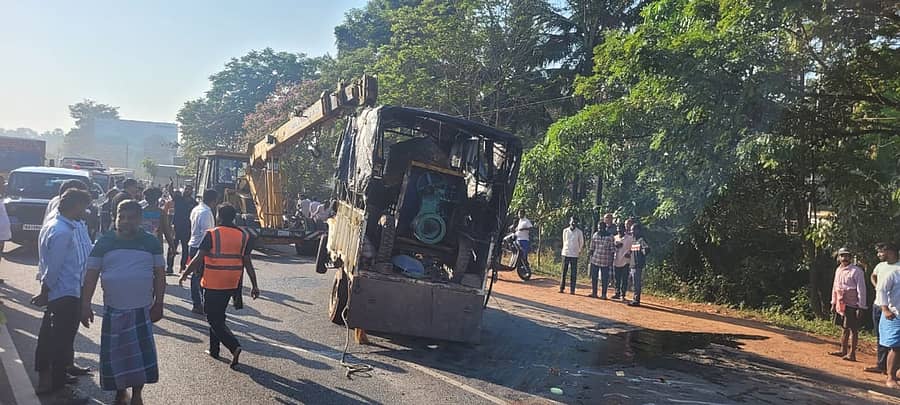 ಪಿಕ್ಅಪ್ ವಾಹನ ಟಯರ್ ಸ್ಫೋಟಗೊಂಡು ಮಗುಚಿ ಬಿದ್ದು ಮಹಿಳಾ ಕಾರ್ಮಿಕರೊಬ್ಬರು ಮೃತಪಟ್ಟಿ
