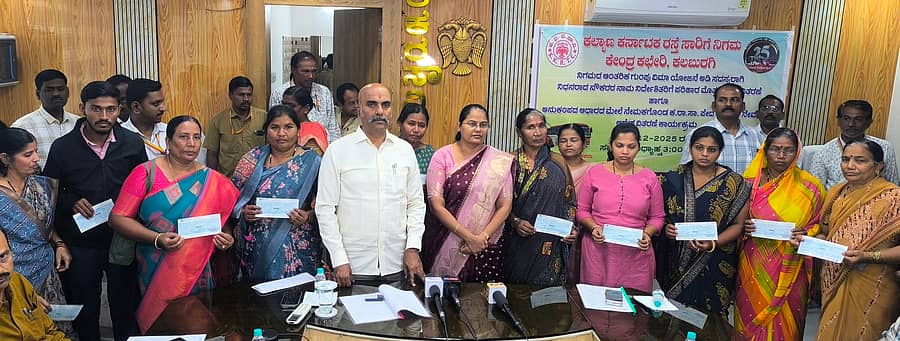 ಕಲಬುರಗಿಯ ಕೆಕೆಆರ್ಟಿಸಿ ಕೇಂದ್ರ ಕಚೇರಿಯಲ್ಲಿ ಗುರುವಾರ ಮೃತ ನೌಕರರ ಕುಟುಂಬಸ್ಥರಿಗೆ ತಲಾ ₹10 ಲಕ್ಷ ಮೊತ್ತದ ಚೆಕ್ಗಳನ್ನು ನಿಗಮದ ಅಧ್ಯಕ್ಷ ಅರುಣಕುಮಾರ ಪಾಟೀಲ ವಿತರಿಸಿದರು. ನಿಗಮದ ವ್ಯವಸ್ಥಾಪಕ ನಿರ್ದೇಶಕಿ ಡಾ.ಸುಶೀಲಾ ಬಿ. ಇದ್ದರು