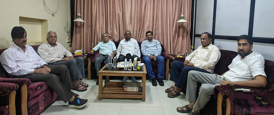 ಹುಬ್ಬಳ್ಳಿಯ ಕರ್ನಾಟಕ ವಾಣಿಜ್ಯೋದ್ಯಮ ಸಂಸ್ಥೆಯಲ್ಲಿ ಬುಧವಾರ ನಡೆದ ‘ಇನ್ಕಾಮೆಕ್ಸ್’ ಪೂರ್ವಭಾವಿ ಸಭೆಯಲ್ಲಿ ಗಣ್ಯರು ಪಾಲ್ಗೊಂಡಿದ್ದರು