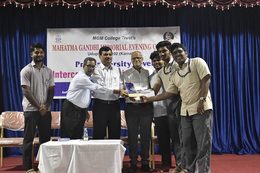 ರಸಪ್ರಶ್ನೆ ಸ್ಪರ್ಧೆಯಲ್ಲಿ ವಿಜೇತರಾದವರಿಗೆ ಬಹುಮಾನ ವಿತರಿಸಲಾಯಿತು