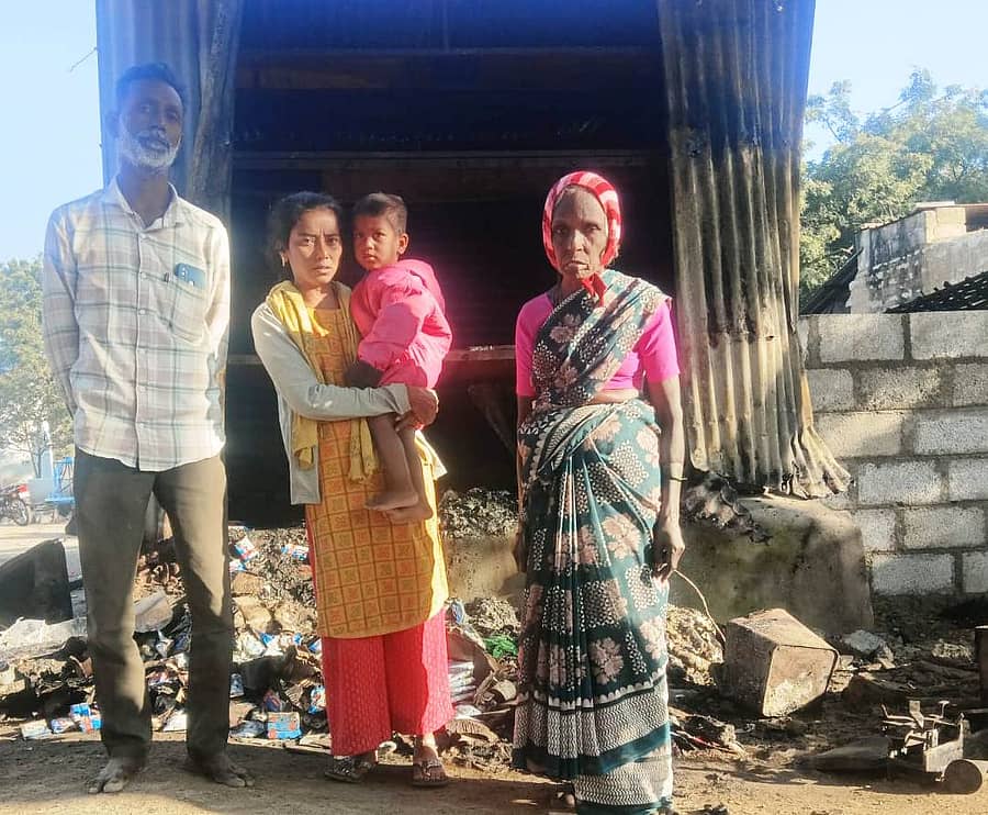 ಸೈದಾಪುರ ಸಮೀಪದ ವಂಕಸಂಬ್ರ ಗ್ರಾಮದಲ್ಲಿ ಬೆಂಕಿಗೆ ಆಹುತಿಯಾದ ಅಂಗಡಿಯ ಮುಂಭಾಗದಲ್ಲಿ ವಿಶ್ವನಾಥ ಶೆಟ್ಟಿ ಕುಟುಂಬಸ್ಥರು.