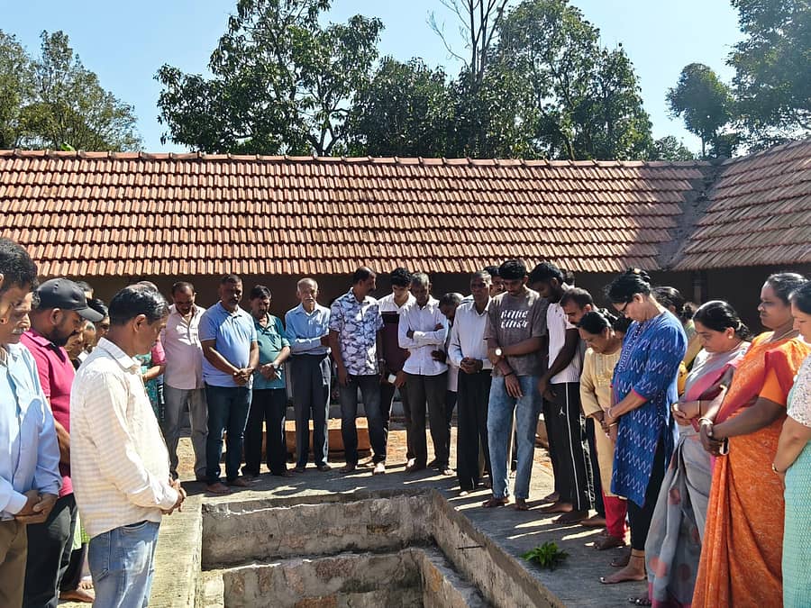 ನಾಪೋಕ್ಲುಸಮೀಪದ ಬಲ್ಲಮಾವಟಿ ಶ್ರೀ ಭಗವತಿ ದೇವಸ್ಥಾನದ ಗರ್ಭಗುಡಿ ಹಾಗೂ ಮುಖ ಮಂಟಪ ಪುನರ್ ನಿರ್ಮಾಣ ಕಾರ್ಯದ ಷಡಾಧಾರ ಪೂಜಾ ಕಾರ್ಯಕ್ರಮದಲ್ಲಿ ಪಾಲ್ಗೊಂಡ ಭಕ್ತರು