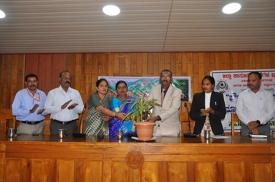 ಮಾನವ ಹಕ್ಕುಗಳ ದಿನಾಚರಣೆ ಅಂಗವಾಗಿ ಏರ್ಪಡಿಸಿದ್ದ ಪೌರ ಕಾರ್ಮಿಕರಿಗಾಗಿ ಕಾನೂನು ಅರಿವು ಕಾರ್ಯಕ್ರಮವನ್ನು ವಿ.ಹನುಮಂತಪ್ಪ ಉದ್ಘಾಟಿಸಿದರು