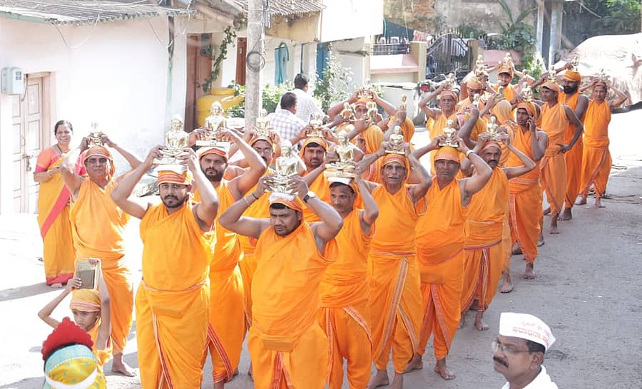 ಹಾವೇರಿ ರಜನಿ ಸಭಾಂಗಣದಲ್ಲಿ ಹಮ್ಮಿಕೊಂಡಿರುವ ಸಿದ್ಧಚಕ್ರ ಆರಾಧನಾ ಮಹೋತ್ಸವ ನಿಮಿತ್ತ ಗುರುವಾರ ಜೀನಬಿಂಬಗಳ ಸಮೇತ ಭವ್ಯ ಮೆರವಣಿಗೆ ನಡೆಯಿತು