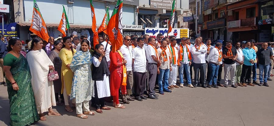 ಬಿಜೆಪಿ ಮುಖಂಡರು ಮತ್ತು ಕಾರ್ಯಕರ್ತರು ಗುರುವಾರ ಮಡಿಕೇರಿಯ ಇಂದಿರಾ ಗಾಂಧಿ ವೃತ್ತ (ಚೌಕಿ)ದಲ್ಲಿ ಪ್ರತಿಭಟನೆ ನಡೆಸಿದರು