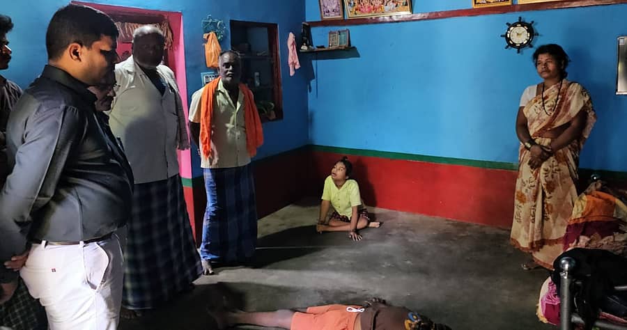 ಹಿರಿಯೂರು ತಾಲ್ಲೂಕಿನ ಆದಿವಾಲ ಗ್ರಾಮದ ಭೋವಿ ಕಾಲೋನಿಯ ಜಯರಾಂ ಹಾಗೂ ರತ್ನಮ್ಮ ದಂಪತಿ ಮನೆಗೆ ಗುರುವಾರ ತಹಶೀಲ್ದಾರ್ ಎಂ.ಸಿದ್ದೇಶ್, ತಾಲ್ಲೂಕು ಆರೋಗ್ಯಾಧಿಕಾರಿ ಡಾ. ವೆಂಕಟೇಶ್ ಭೇಟಿ ನೀಡಿ ಬುದ್ಧಿಮಾಂದ್ಯ ಮಕ್ಕಳ ಬಗ್ಗೆ ಮಾಹಿತಿ ಪಡೆದರು.