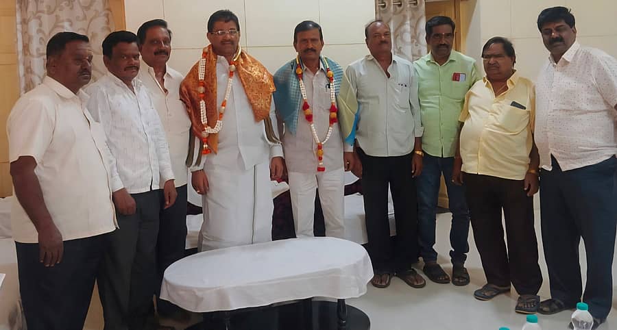 ಕಡೂರು ಪಟ್ಟಣದ ಪ್ರವಾಸಿ ಮಂದಿರದಲ್ಲಿ ನ್ಯಾಯಬೆಲೆ ಅಂಗಡಿ ಮಾಲೀಕರ ಸಂಘದ ರಾಜ್ಯಾಧ್ಯಕ್ಷ ಕೆ.ಕೃಷ್ಣಪ್ಪ ಅವರನ್ನು ತಾಲ್ಲೂಕು ಸಂಘದ ಪದಾಧಿಕಾರಿಗಳು ಅಭಿನಂದಿಸಿದರು. ಸದಾಶಿವಪ್ಪ, ಆನಂದಪ್ಪ, ಶಿವಕುಮಾರ್ ದಕ್ಷಿಣಮೂರ್ತಿ ಭಾಗವಹಿಸಿದ್ದರು