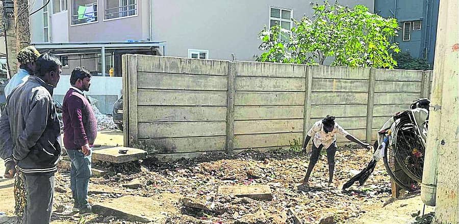 <div class="paragraphs"><p>ಪಾಲಿಕೆ ಸಿಬ್ಬಂದಿ ಬ್ಲ್ಯಾಕ್ ಸ್ಪಾಟ್' ತೆರವುಗೊಳಿಸಿದರು</p></div>