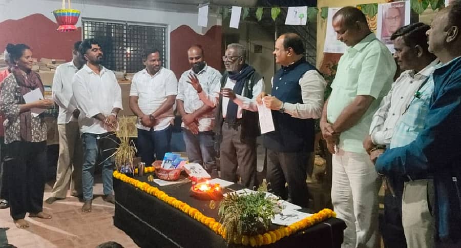 ಕೋಲಾರ ತಾಲ್ಲೂಕಿನ ತೇರಹಳ್ಳಿ ಬೆಟ್ಟದ ಬುಡ್ಡಿದೀಪದಲ್ಲಿ ನಡೆದ ಕಾರ್ಯಕ್ರಮದಲ್ಲಿ ಜಿಲ್ಲಾಧಿಕಾರಿ ಎಂ.ಆರ್.ರವಿ, ಸಾಹಿತಿ ಕೋಟಿಗಾನಹಳ್ಳಿ ರಾಮಯ್ಯ, ಮುಖಂಡ ಸಿಎಂಆರ್ ಶ್ರೀನಾಥ್ ಪಾಲ್ಗೊಂಡಿದ್ದರು