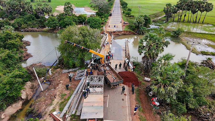 <div class="paragraphs"><p>ಶ್ರೀಲಂಕಾದ ಜಾಫ್ನಾದಲ್ಲಿ ಹಾನಿಗೊಂಡ ಸೇತುವೆಯನ್ನು ಅಲ್ಲಿನ ಸೇನೆ ಹಾಗೂ ಭಾರತೀಯ ಸೇನೆಯ ಎಂಜಿನಿಯರ್ಗಳ ಕಾರ್ಯಪಡೆಯ ಸಿಬ್ಬಂದಿಯು ತೆರವುಗೊಳಿಸಿದರು </p></div>