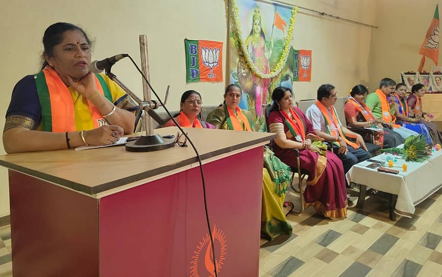ಶಿರಸಿ ನಗರದ ದೀನದಯಾಳ ಸಭಾಭವನದಲ್ಲಿ ಆಯೋಜಿಸಿದ್ದ ಬಿಜೆಪಿ ಜಿಲ್ಲಾ ಮಹಿಳಾ ಮೋರ್ಚಾ ಕಾರ್ಯಕಾರಿಣಿಯಲ್ಲಿ ಸಿ. ಮಂಜುಳಾ ಮಾತನಾಡಿದರು