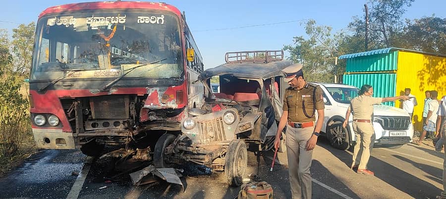 ಕಲಬುರಗಿ ತಾಲ್ಲೂಕಿನ ಹಾರುತಿ ಹಡಗಿಲ ಸಮೀಪ ಜೀಪ್ ಹಾಗೂ ಬಸ್ ನಡುವೆ ಸಂಭವಿಸಿದ ಅಪಘಾತದ ಸ್ಥಳಕ್ಕೆ ಪೊಲೀಸ್ ಕಮಿಷನರ್ ಶರಣಪ್ಪ ಎಸ್.ಡಿ. ಭೇಟಿ ನೀಡಿ ಪರಿಶೀಲಿಸಿದರು