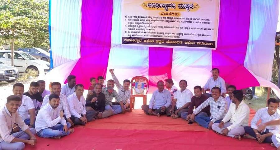 ಮೂಡಲಗಿ ಪಟ್ಟಣದ ಉಪನೋಂದಣಿ ಕಚೇರಿ ಆವರಣದಲ್ಲಿ ದಸ್ತು ಬರಹಗಾರರು ಗುರುವಾರದಿಂದ ಅನಿರ್ದಿಷ್ಟಾವಧಿ ಮುಷ್ಕರ ಆರಂಭಿಸಿದರು