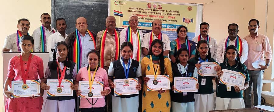 ಚಾಮರಾಜನಗರದ ಸರ್ಕಾರಿ ಪದವಿ ಕಾಲೇಜಿನಲ್ಲಿ ಪದವಿ ಪೂರ್ವ ಕಾಲೇಜಿನಲ್ಲಿ ಜಿಲ್ಲಾ ಮಟ್ಟದ ಚರ್ಚಾ ಸ್ಪರ್ಧೆ ಹಾಗೂ ಪ್ರೌಢಶಾಲೆ ವಿದ್ಯಾರ್ಥಿಗಳಿಗೆ ಹಮ್ಮಿಕೊಂಡಿದ್ದ ಪ್ರಬಂಧ ಸ್ಪರ್ಧೆಯಲ್ಲಿ ವಿಜೇತರಾದ ವಿದ್ಯಾರ್ಥಿಗಳಿಗೆ ಜಿಲ್ಲಾ ಸಹಕಾರ ಒಕ್ಕೂಟದ ಅಧ್ಯಕ್ಷ ಎಚ್.ಎಸ್.ನಂಜುಂಡ ಪ್ರಸಾದ್ ಬಹುಮಾನ ವಿತರಿಸಿದರು