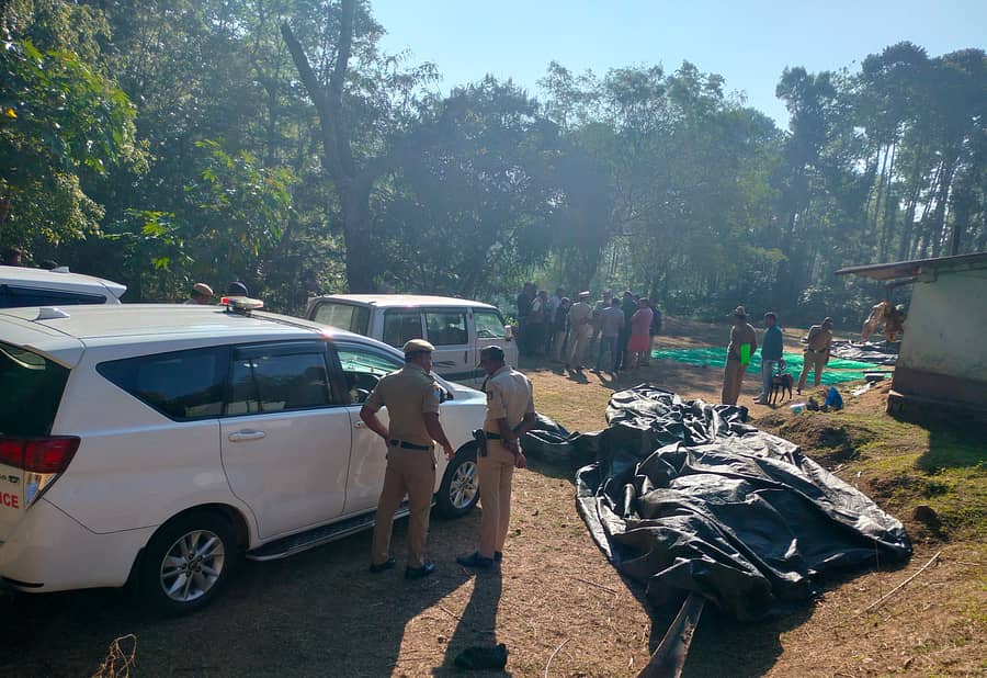 ಬೇಲೂರು ತಾಲ್ಲೂಕಿನ ಅರೇಹಳ್ಳಿಯ ಉಲ್ಲಾಸ ನಗರಕ್ಕೆ ಗುರುವಾರ ಭೇಟಿ ನೀಡಿದ ಪೊಲೀಸರು ಪರಿಶೀಲನೆ ನಡೆಸಿದರು.