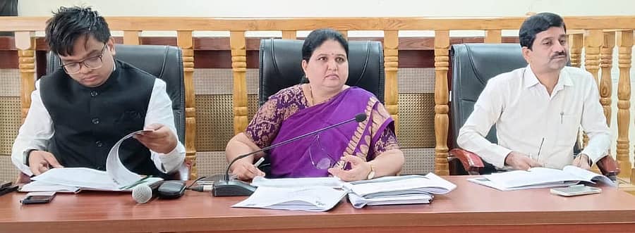 ಹೊಸಪೇಟೆಯ ಜಿಲ್ಲಾಧಿಕಾರಿ ಕಚೇರಿ ಸಭಾಂಗಣದಲ್ಲಿ ನಡೆದ ಜಿಲ್ಲಾಮಟ್ಟದ ಸಮನ್ವಯ ಸಮಿತಿ ಸಭೆಯಲ್ಲಿ ಜಿಲ್ಲಾಧಿಕಾರಿ ಕವಿತಾ ಎಸ್.ಮನ್ನಿಕೇರಿ ಮಾತನಾಡಿದರು