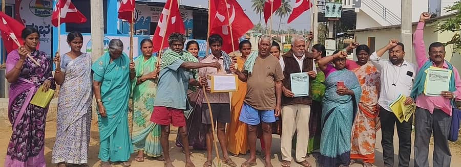 ಭಾರತೀನಗರ ಸಮೀಪದ ಯಲಾದಹಳ್ಳಿ ಗ್ರಾಮದಲ್ಲಿ ಸಿಪಿಐ(ಎಂ) ಹಮ್ಮಿಕೊಂಡಿರುವ ಮನೆ ಮನೆ ಭೇಟಿ ಸಹಿ ಸಂಗ್ರಹ ಕಾರ್ಯ ನಡೆಸಲಾಯಿತು.