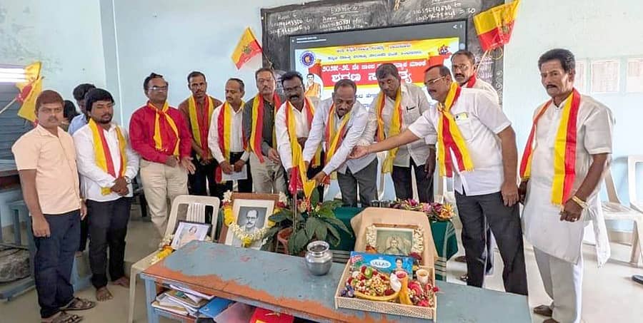 ಸಿಂಧನೂರಿನ ಪಿಡಬ್ಲ್ಯೂಡಿ ಕ್ಯಾಂಪಿನ ಸರ್ಕಾರಿ ಬಾಲಕರ ಪದವಿ ಪೂರ್ವ ಕಾಲೇಜಿನಲ್ಲಿ ಗುರುವಾರ ಹಮ್ಮಿಕೊಂಡಿದ್ದ ದತ್ತಿ ಉಪನ್ಯಾಸ ಕಾರ್ಯಕ್ರಮವನ್ನು ಗಣ್ಯರು ಉದ್ಘಾಟಿಸಿದರು