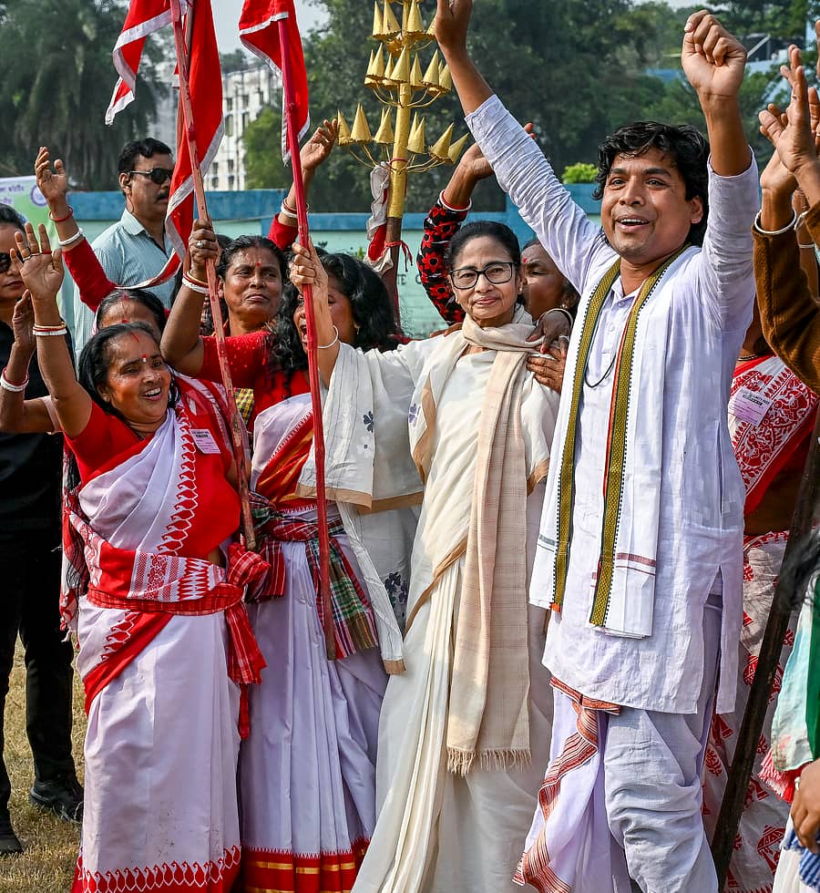 <div class="paragraphs"><p>ಕೃಷ್ಣನಗರದಲ್ಲಿ ಸಾರ್ವಜನಿಕ ಸಭೆಗೂ ಮುನ್ನ ಮಮತಾ ಬ್ಯಾನರ್ಜಿ ಅವರು ಕಲಾವಿದರೊಂದಿಗೆ ಕಾಣಿಸಿಕೊಂಡರು</p></div>