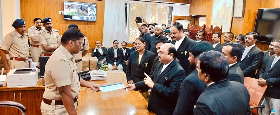 ಜಿಲ್ಲಾ ವಕೀಲರ ಸಂಘದ ಪದಾಧಿಕಾರಿಗಳು ಬೀದರ್ನಲ್ಲಿ ಗುರುವಾರ ಜಿಲ್ಲಾ ಪೊಲೀಸ್ ವರಿಷ್ಠಾಧಿಕಾರಿ ಪ್ರದೀಪ್ ಗುಂಟಿ ಅವರಿಗೆ ಮನವಿ ಪತ್ರ ಸಲ್ಲಿಸಿದರು