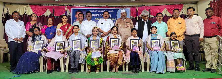 ಕಲಬುರಗಿಯ ಕನ್ನಡ ಭವನದಲ್ಲಿ ನಡೆದ ಕಾರ್ಯಕ್ರಮದಲ್ಲಿ ವಿಶಿಷ್ಟ ಪ್ರತಿಭೆ ಮೂಲಕ ಗಮನ ಸೆಳೆದ ಎಂಟು ವಿದ್ಯಾರ್ಥಿಗಳಿಗೆ ‘ಮಡಿಲ ಮುತ್ತು ಪ್ರಶಸ್ತಿ’ ನೀಡಿ ಗೌರವಿಸಲಾಯಿತು