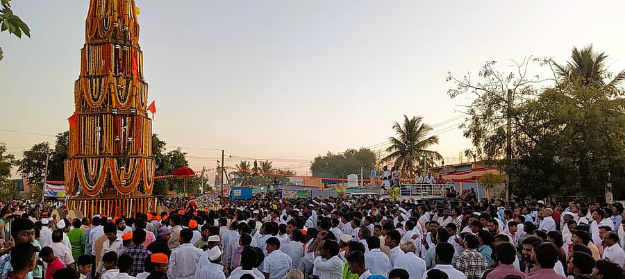 ಅಫಜಲಪುರ ತಾಲ್ಲೂಕಿನ ಶಿರವಾಳ ಗ್ರಾಮದಲ್ಲಿ ಗುರುವಾರ ವೀರಸಂಗಮೇಶ್ವರ ಜಾತ್ರಾ ಮಹೋತ್ಸವದ ನಿಮಿತ್ತ ಭವ್ಯ ರಥೋತ್ಸವ ಜರುಗಿತು