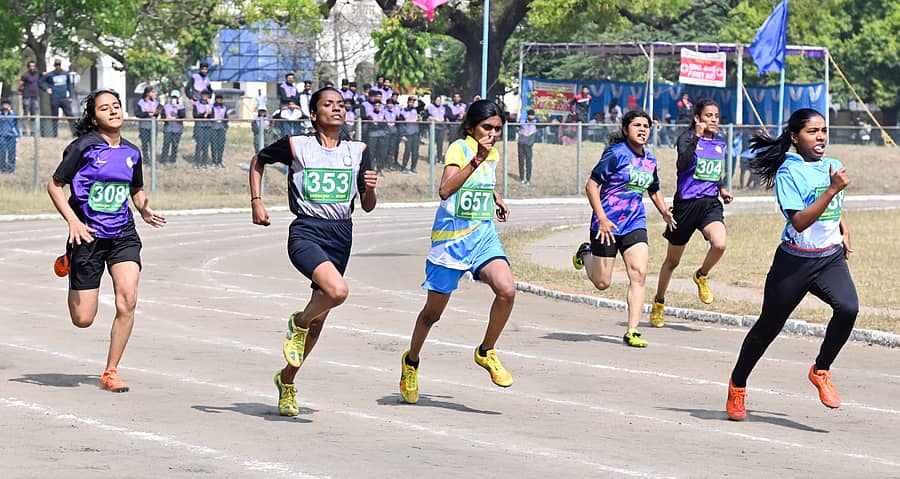 ಓವೆಲ್ ಮೈದಾನದಲ್ಲಿ ಆರಂಭಗೊಂಡ ಕ್ರೀಡಾಕೂಟದ ಮಹಿಳೆಯರ 200 ಮೀಟರ್ಸ್ ಓಟದಲ್ಲಿ ಮುನ್ನುಗ್ಗಿದ ಸ್ಪರ್ಧಿಗಳು –ಪ್ರಜಾವಾಣಿ ಚಿತ್ರ/ಅನೂಪ್ ರಾಘ.ಟಿ.