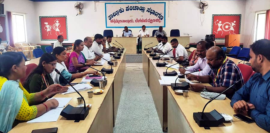 ಚನ್ನಪಟ್ಟಣದ ತಾ.ಪಂ. ಸಭಾಂಗಣದಲ್ಲಿ ನಡೆದ ಗ್ಯಾರಂಟಿ ಯೋಜನೆಗಳ ಅನುಷ್ಠಾನ ಸಮಿತಿ ಸಭೆಯಲ್ಲಿ ಸಮಿತಿಯ ತಾಲ್ಲೂಕು ಅಧ್ಯಕ್ಷ ಬೋರ್ ವೆಲ್ ರಂಗನಾಥ್ ಮಾತನಾಡಿದರು. ತಾ.ಪಂ. ಇಒ ಸಂದೀಪ್, ಗ್ಯಾರಂಟಿ ಯೋಜನೆಗಳ ಅನುಷ್ಟಾನ ಸಮಿತಿಯ ಜಿಲ್ಲಾ ಉಪಾಧ್ಯಕ್ಷ ಎಸ್.ಸಿ. ಶೇಖರ್, ಇತರರು ಭಾಗವಹಿಸಿದ್ದರು