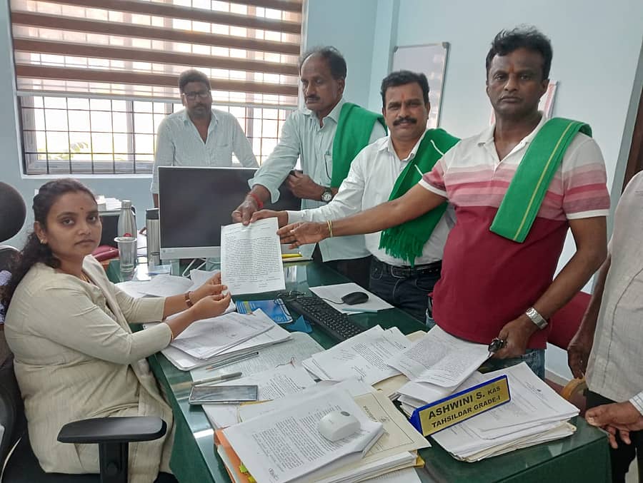 ಮೂಡಿಗೆರೆಯಲ್ಲಿ ಬೆಳೆ ವಿಮೆಯಲ್ಲಿ ರೈತರನ್ನು ವಂಚಿಸಲಾಗಿದೆ ಎಂದು ಆರೋಪಿಸಿ ರಾಜ್ಯ ರೈತ ಸಂಘ ಗ್ರೀನ್ ಆರ್ಮಿ ಇಂಡಿಯಾದ ಪದಾಧಿಕಾರಿಗಳು ತಹಶೀಲ್ದಾರ್ ಅಶ್ವಿನಿಗೆ ಮನವಿಪತ್ರ ಸಲ್ಲಿಸಿದರು