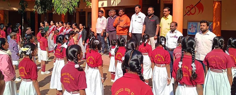 ಸಿಂದಗಿ ಪಟ್ಟಣದ ಜ್ಞಾನಭಾರತಿ ವಿದ್ಯಾಮಂದಿರದಲ್ಲಿ ರಾಗರಂಜಿನಿ ಸಂಗೀತ ಅಕಾಡೆಮಿ ಸಂಚಾಲಕ ಪ್ರಕಾಶ ಮೂಡಲಗಿ ವಿದ್ಯಾರ್ಥಿಗಳಿಗೆ ನಾಡಗೀತೆ ಹಾಡುವ ತರಬೇತಿ ನೀಡಿದರು