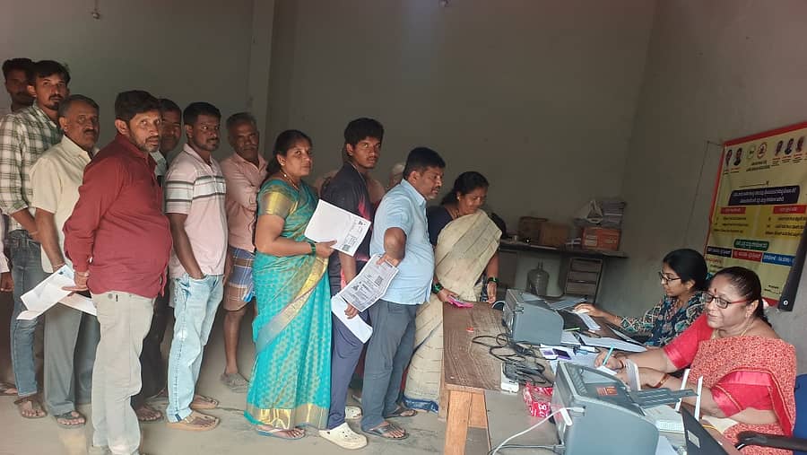 ತುರುವೇಕೆರೆಯ ಎಪಿಎಂಸಿ ಆವರಣದಲ್ಲಿರುವ ರಾಗಿ ಖರೀದಿ ಕೇಂದ್ರದಲ್ಲಿ ರೈತರು ಸರತಿ ಸಾಲಿನಲ್ಲಿ ನಿಂತು ಹೆಸರು ನೋಂದಣಿ ಮಾಡಿಸಿದರು