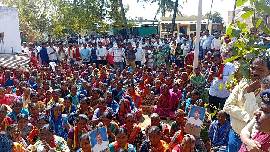 ಯಲಬುರ್ಗಾ ತಾಲ್ಲೂಕು ತುಮ್ಮರಗುದ್ದಿ ಗ್ರಾಮದಲ್ಲಿ ಗುರುವಾರ ಮದ್ಯಮುಕ್ತ ಗ್ರಾಮವನ್ನಾಗಿ ಮಾಡುವಂತೆ ಆಗ್ರಹಿಸಿ ನಡದ ಪ್ರತಿಭಟನೆಯಲ್ಲಿ ಪಂಚಾಯಿತಿ ಎದುರು ಸಾವಿರಾರು ಸಂಖ್ಯೆಯ ಮಹಿಳೆಯರು ಸೇರಿದ್ದರು