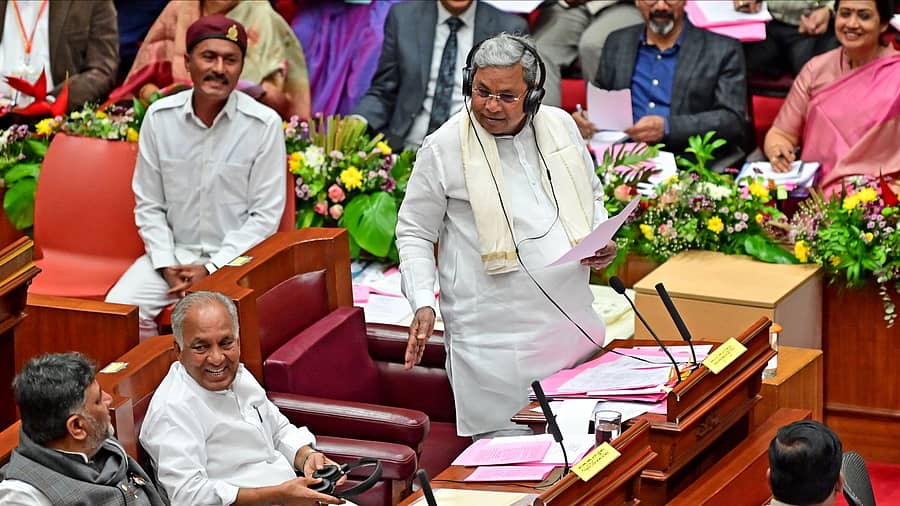 <div class="paragraphs"><p>‘ನನ್ನ ಕುರ್ಚಿ ಭದ್ರ. . .’ ವಿಧಾನಪರಿಷತ್ನ ಪ್ರಶ್ನೋತ್ತರ ಅವಧಿಯಲ್ಲಿ ಸಿದ್ದರಾಮಯ್ಯ ತಮ್ಮ ಕುರ್ಚಿ ತೋರಿಸಿ ಮಾತಿನ ಚಟಾಕಿ ಆರಿಸಿದರು. ಸಭಾನಾಯಕ ಎನ್.ಎಸ್. ಬೋಸರಾಜು, ಡಿ.ಕೆ.ಶಿವಕುಮಾರ್ ಈ ವೇಳೆ ಅವರ ಪಕ್ಕದಲ್ಲಿ ಆಸೀನರಾಗಿದ್ದರು</p></div>