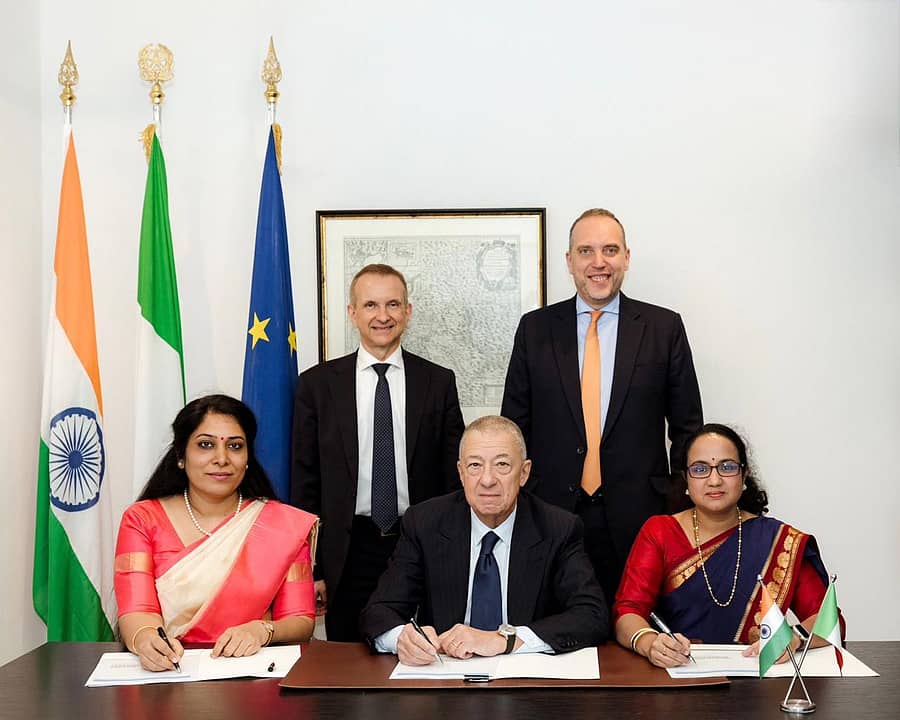 ಪ್ರೇಮಾ ದೇಶಭ್ರತರ್, ಲೊರೆಂಝೊ ಬರ್ಟೆಲ್ಲಿ ಹಾಗೂ ಕೆ.ಎಂ. ವಸುಂಧರಾ ಅವರು ಒಡಂಬಡಿಕೆಗೆ ಸಹಿ ಹಾಕಿದರು