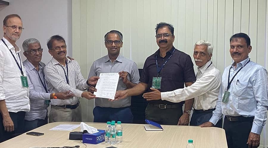 ಎಂಸಿಎಫ್ ಹೆಸರು ಉಳಿಸಿ ವೇದಿಕೆ ಸದಸ್ಯರು ಪಾರಾದೀಪ್ ಫಾಸ್ಫೇಟ್ ಲಿಮಿಟೆಡ್ ಕಚೇರಿ ಅಧಿಕಾರಿಗೆ ಮನವಿ ಸಲ್ಲಿಸಿದರು