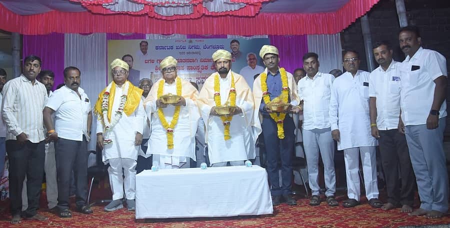 ಐಗಳಿಯಲ್ಲಿ ಈಚೆಗೆ ಕನಕದಾಸ ಸಾಂಸ್ಕೃತಿಕ ಭವನ ನಿರ್ಮಾಣದ ಭೂಮಿಪೂಜೆ ಸಮಾರಂಭದಲ್ಲಿ ಶಾಸಕರಾದ ಜಿ.ಎಸ್.ಪಾಟೀಲ, ಲಕ್ಷ್ಮಣ ಸವದಿ, ಸಹಾಯಕ ಆಯುಕ್ತ ಅಶೋಕ ಮಿರ್ಜಿಹಾಗೂ ಧುರೀಣರನ್ನು ಸನ್ಮಾನಿಸಲಾಯಿತು