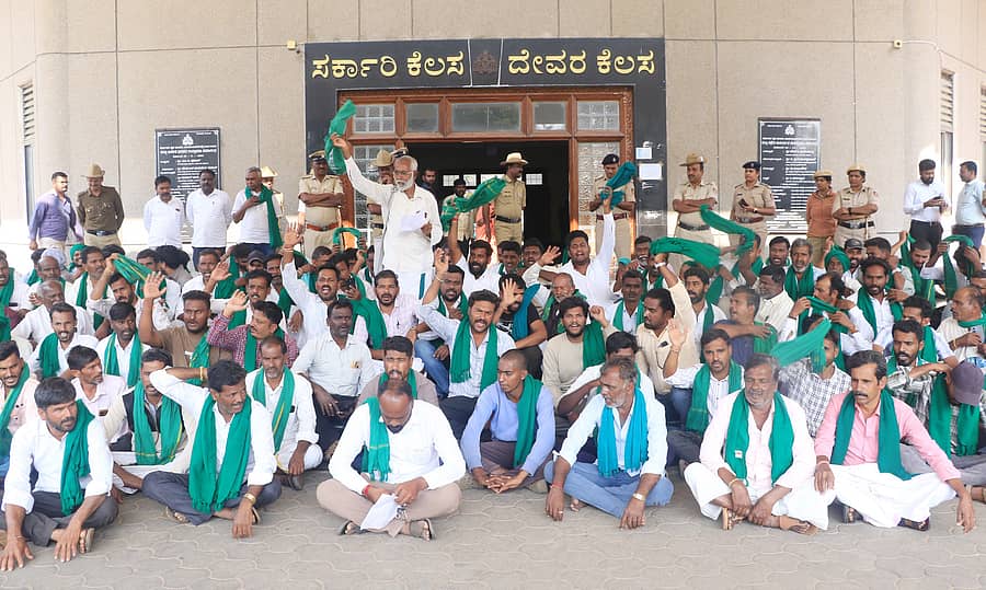 ಗುಂಡ್ಲುಪೇಟೆ ತಾಲೂಕಿನಲ್ಲಿ ನಿರ್ಮಾಣವಾಗಿರುವ ಚೆಂಡು ಹೂ ಸಂಸ್ಕರಣಾ ಕಾರ್ಖಾನೆ ಬಂದ್ ಮಾಡಿಸುವಂತೆ ಒತ್ತಾಯಿಸಿ ಗುರುವಾರ ಜಿಲ್ಲಾಡಳಿತ ಭವನದ ಎದುರು ಸಾಮೂಹಿಕ ನಾಯಕತ್ವದ ರಾಜ್ಯ ರೈತ ಸಂಘ ಹಾಗೂ ಹಸಿರುಸೇನೆಯ ಕಾರ್ಯರ್ತರು ಪ್ರತಿಭಟನೆ ನಡೆಸಿದರು