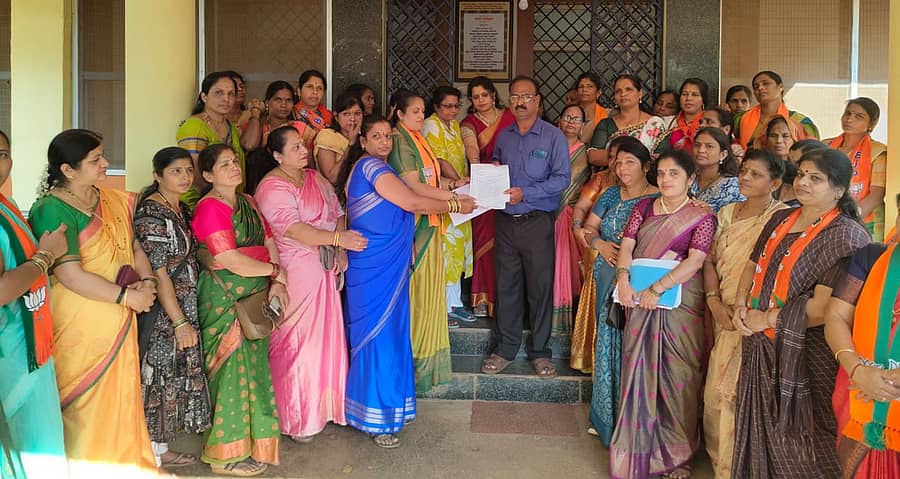 ಸಿಎಂ ಸಿದ್ದರಾಮಯ್ಯ ವಿರುದ್ಧ ಬಿಜೆಪಿ ಮಹಿಳಾ ಮೋರ್ಚಾ ಜಿಲ್ಲಾ ಘಟಕದ ವತಿಯಿಂದ ರಾಜ್ಯಪಾಲರಿಗೆ ಮನವಿ ಸಲ್ಲಿಸಲಾಯಿತು