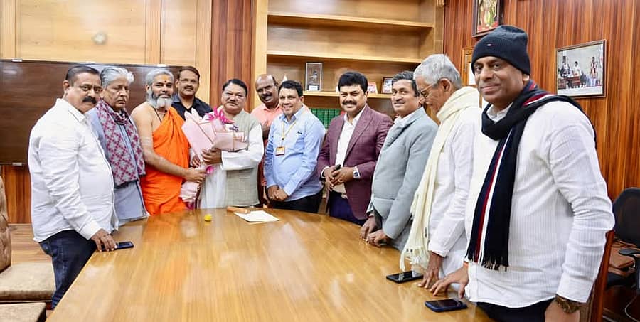 ಹಾವೇರಿ ಜಿಲ್ಲೆಯ ಕಾಗಿನೆಲೆ ಕನಕ ಗುರುಪೀಠದ ನಿರಂಜನಾನಂದಪುರಿ ಸ್ವಾಮೀಜಿ ನೇತೃತ್ವದ ನಿಯೋಗ ನವದೆಹಲಿಯಲ್ಲಿ ಬುಡಕಟ್ಟು ವ್ಯವಹಾರ ಸಚಿವ ಜುವೆಲ್ ಓರಾಮ ಅವರನ್ನು ಗುರುವಾರ ಭೇಟಿ ಮಾಡಿತು